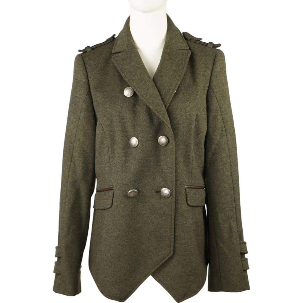 Giacca blazer da donna Barbour Propeller Blaze verde oliva stile militare doppiopetto su manichino.