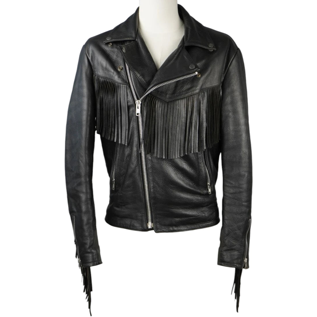 Vista frontale della giacca biker in pelle nera Highway 1 con frange sul petto e chiusura asimmetrica su manichino.