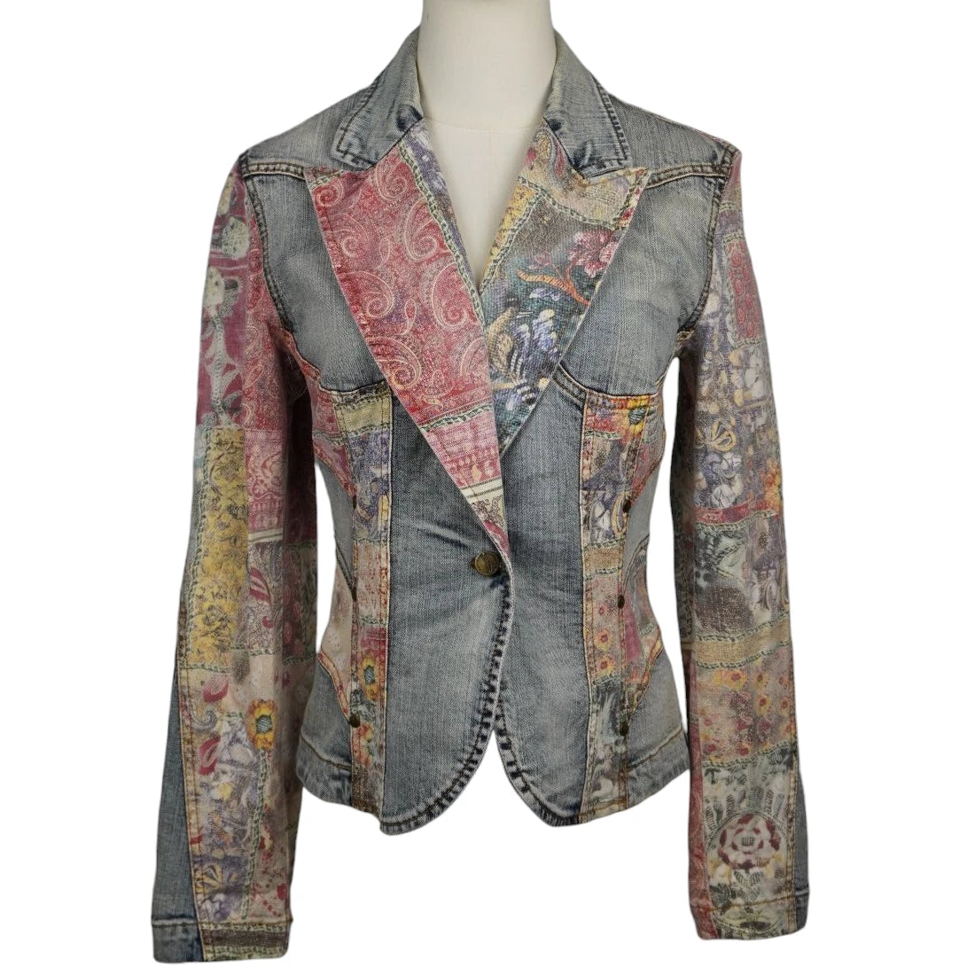 Giacca blazer in denim stretch patchwork Gattinoni Jeans su manichino, vista frontale intera.