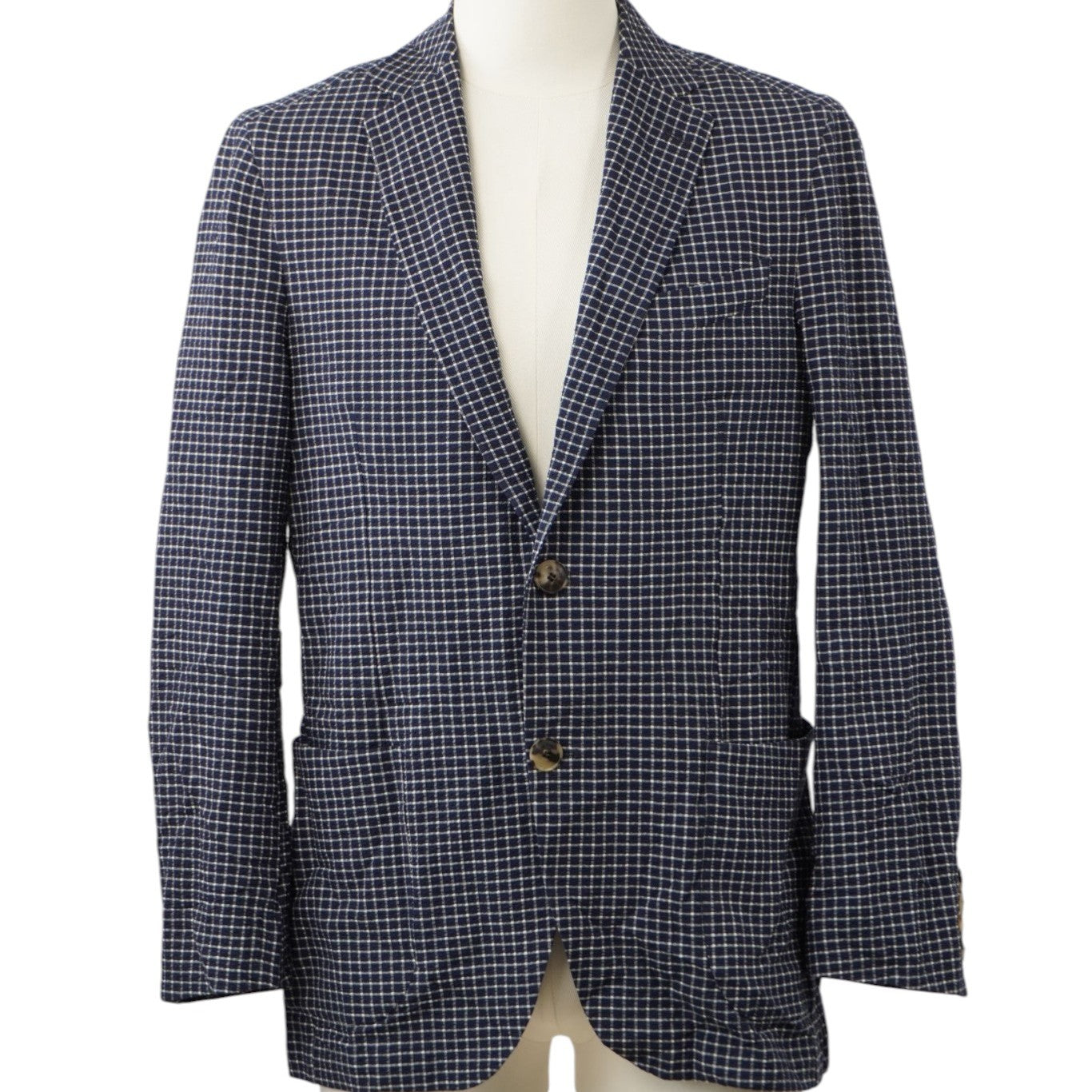 Vista frontale della giacca in cashmere Etro abbottonata su manichino chiaro, che mostra il fit della silhouette destrutturata.