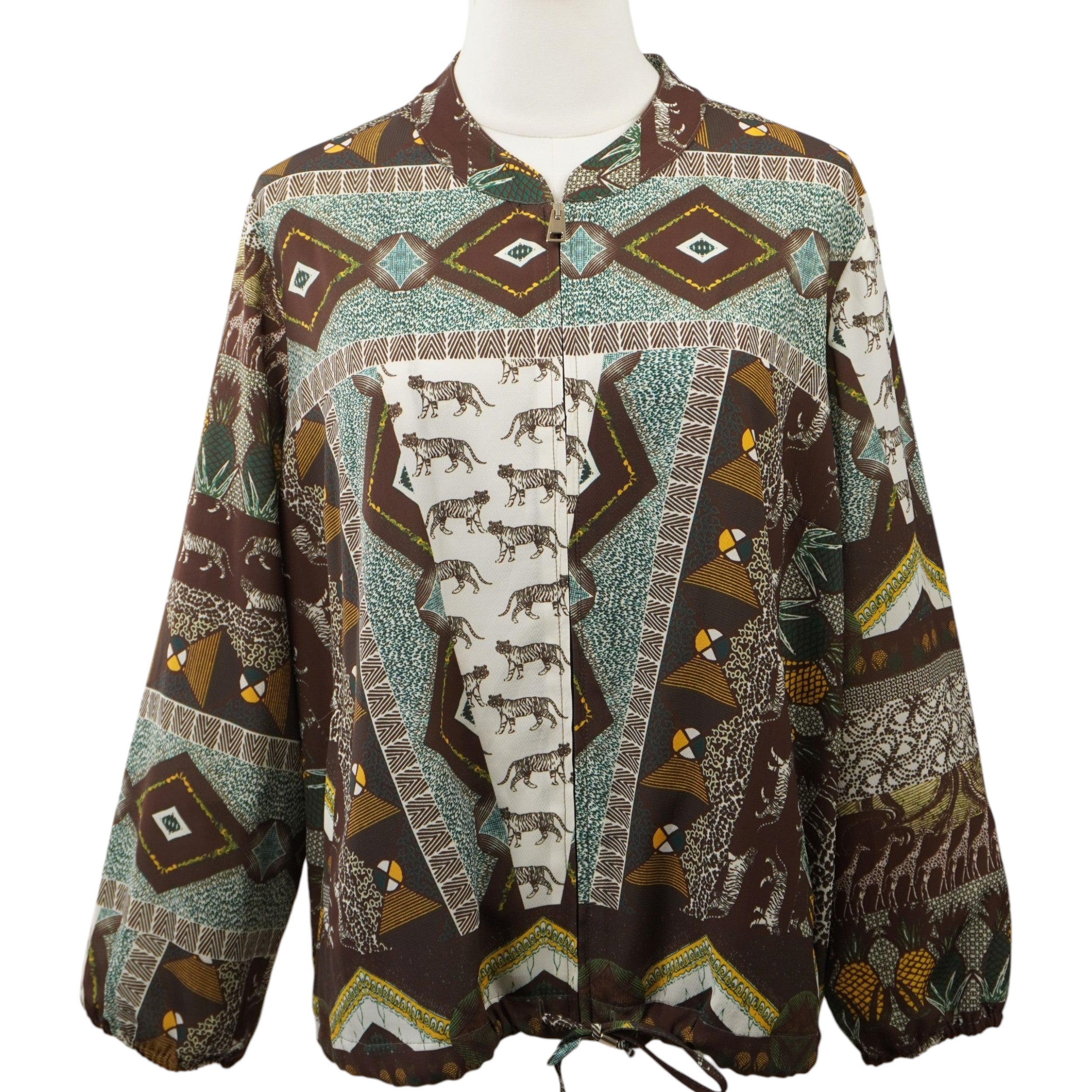 Giacca leggera Fiorella Rubino stile bomber con ricca stampa jungle e animalier nei toni dell'ocra e verde ottanio, vista frontale su manichino.
