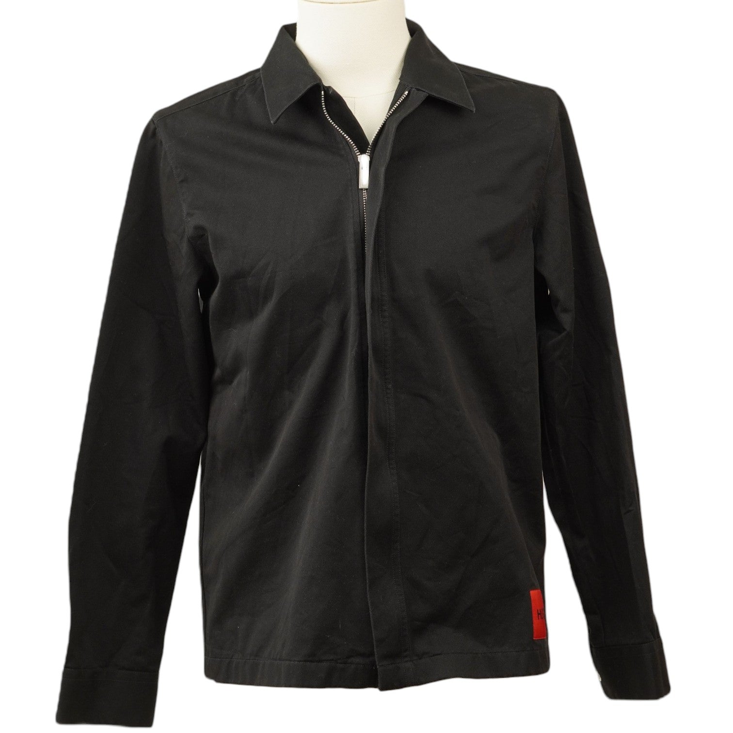 Giacca-camicia nera HUGO Evalom vista frontale, modello overshirt con chiusura a zip su manichino, taglia S.