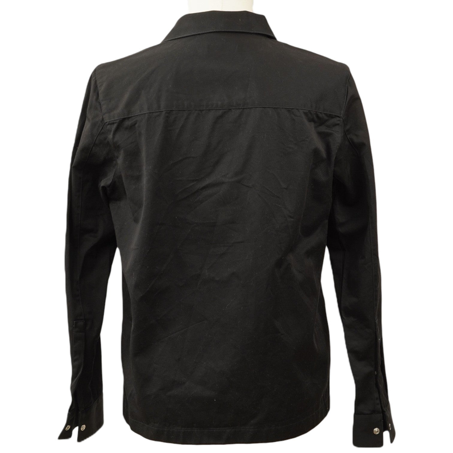 Vista posteriore della giacca-camicia HUGO Evalom nera che mostra il taglio dritto e pulito delle spalle.