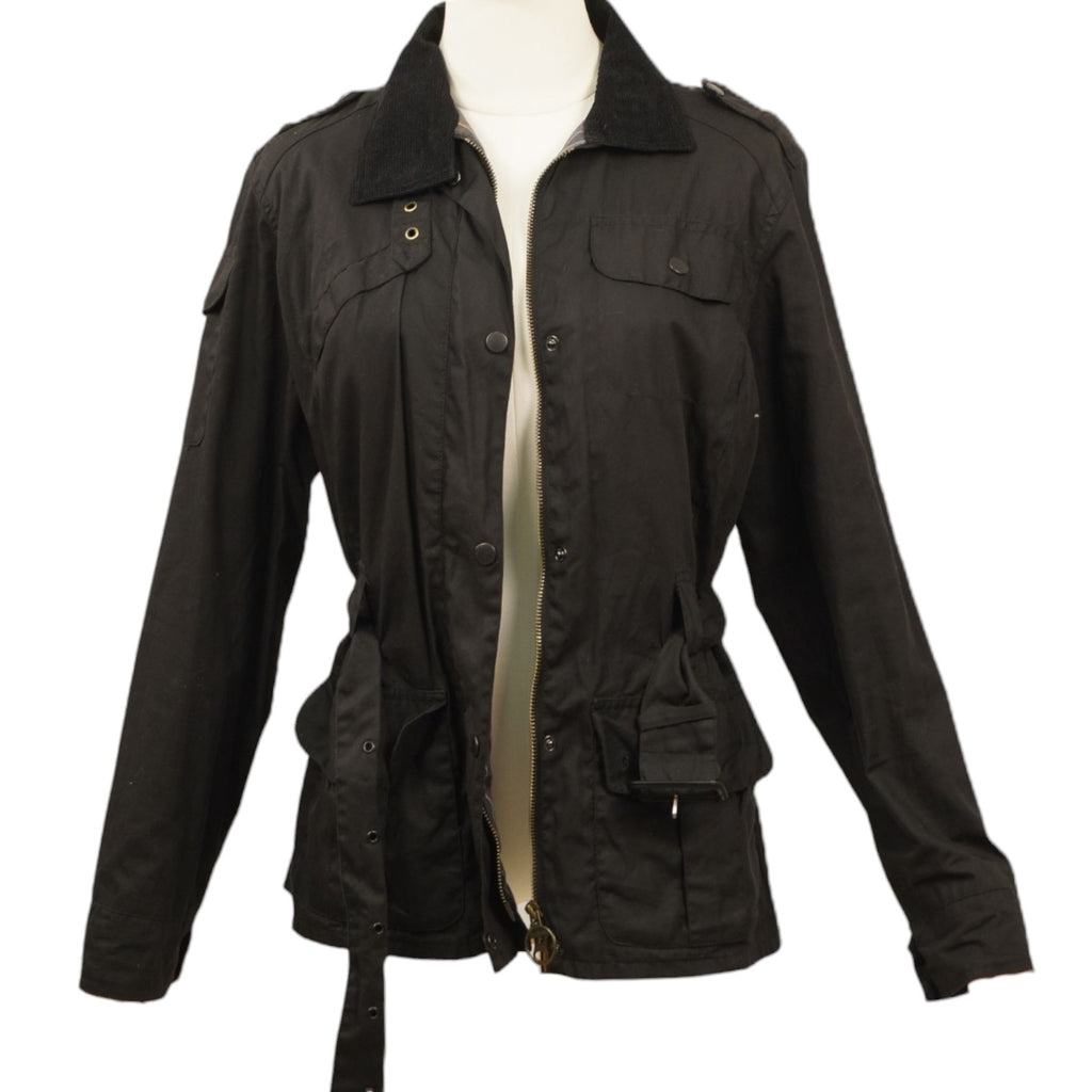 Vista frontale della giacca nera Barbour aperta che mostra la chiusura lampo in ottone brunito.