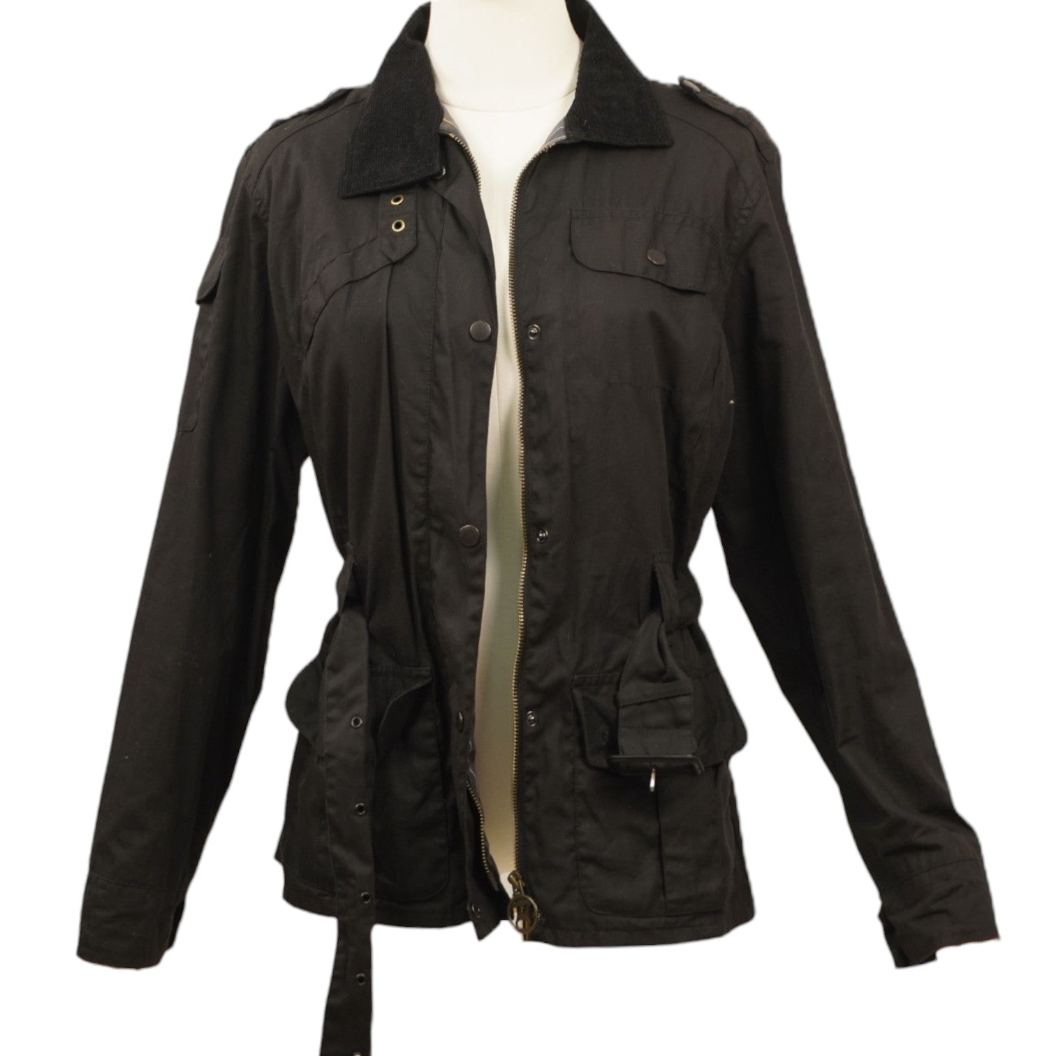 Vista frontale della giacca nera Barbour aperta che mostra la chiusura lampo in ottone brunito.