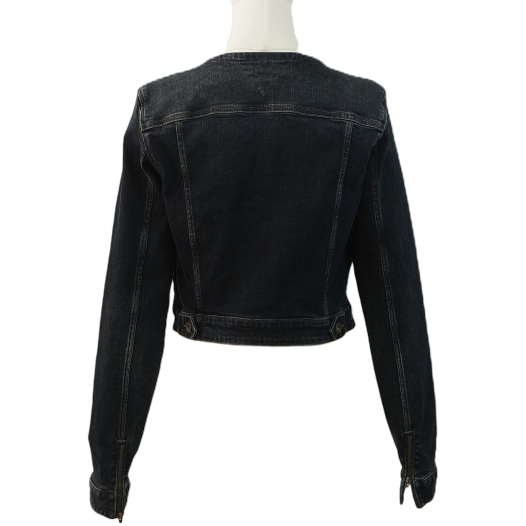  Vista posteriore della giacca di jeans cropped nera sul manichino, che mostra il taglio corto sopra la vita e le cuciture verticali.