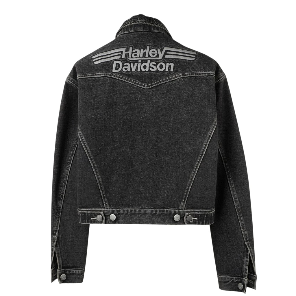 Vista posteriore della giacca di jeans Harley-Davidson d'archivio con maxi ricamo grigio satinato del logo alato sulla schiena.