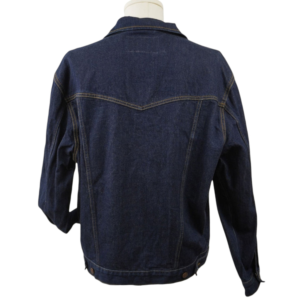 Vista posteriore della giacca di jeans Wrangler su manichino, che mostra il taglio dritto e le cuciture di rinforzo sulle spalle e sulla schiena.