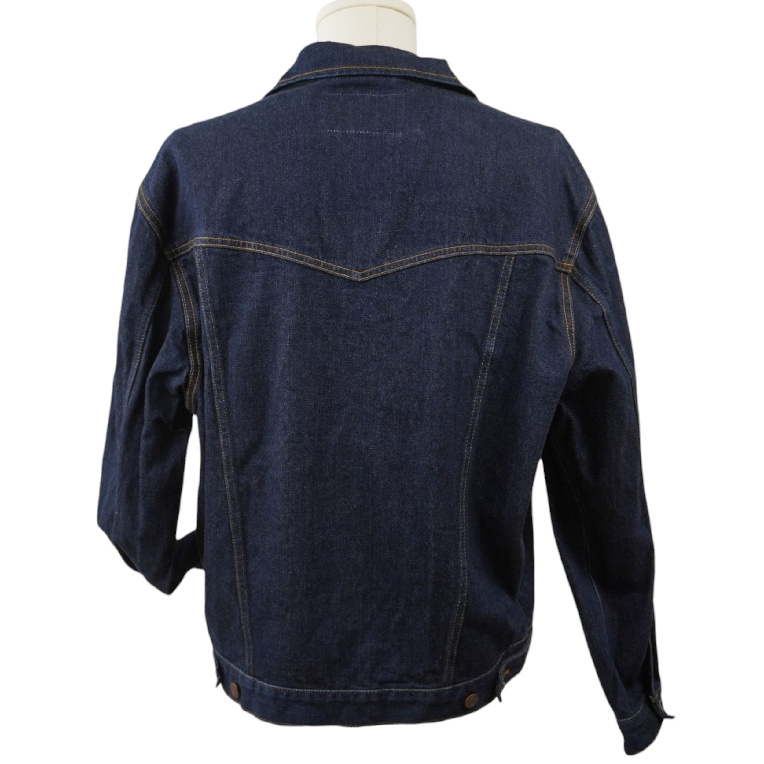 Vista posteriore della giacca di jeans Wrangler su manichino, che mostra il taglio dritto e le cuciture di rinforzo sulle spalle e sulla schiena.