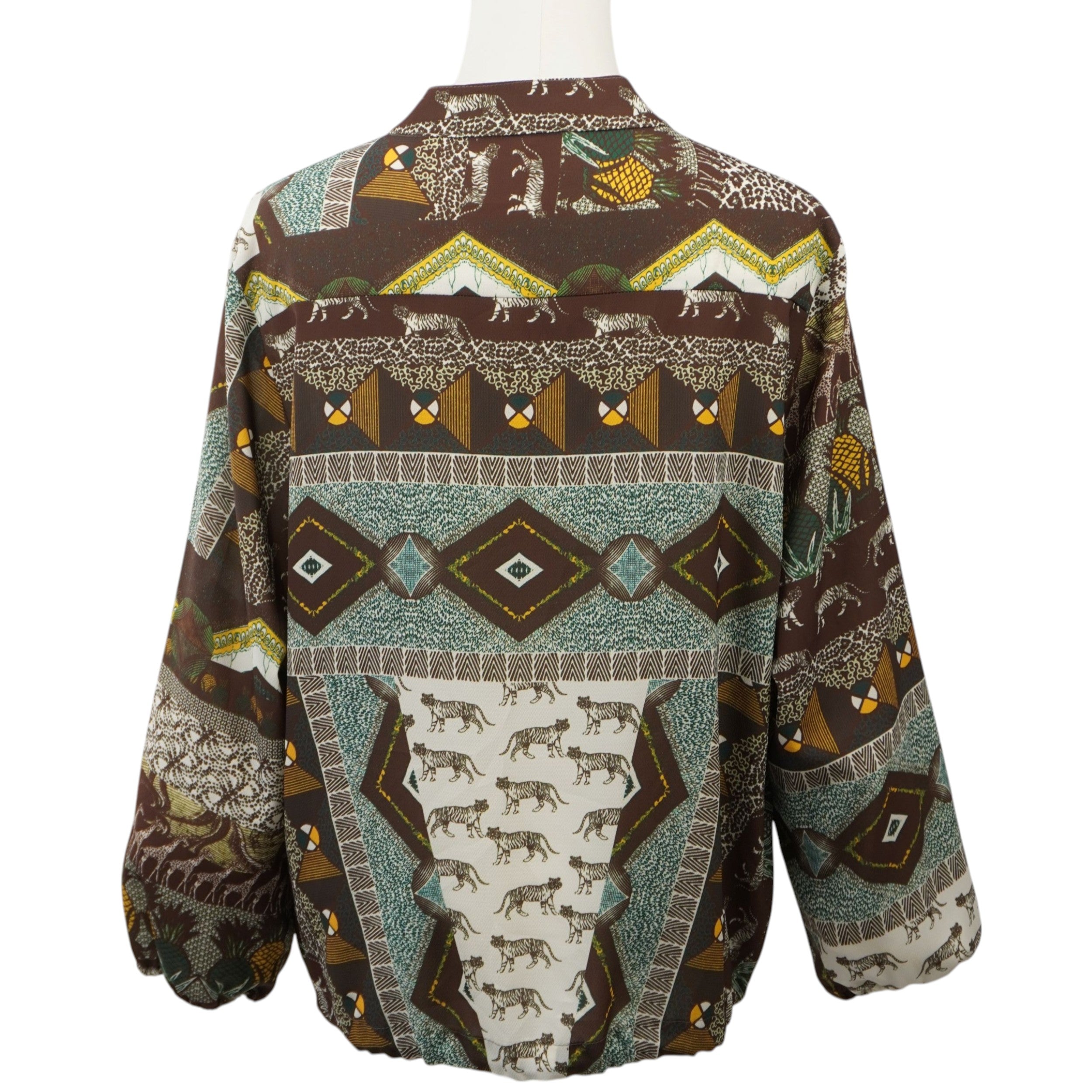 Vista posteriore della giacca Fiorella Rubino, dettaglio del pattern mixato con motivi tribali e polsini elasticizzati.