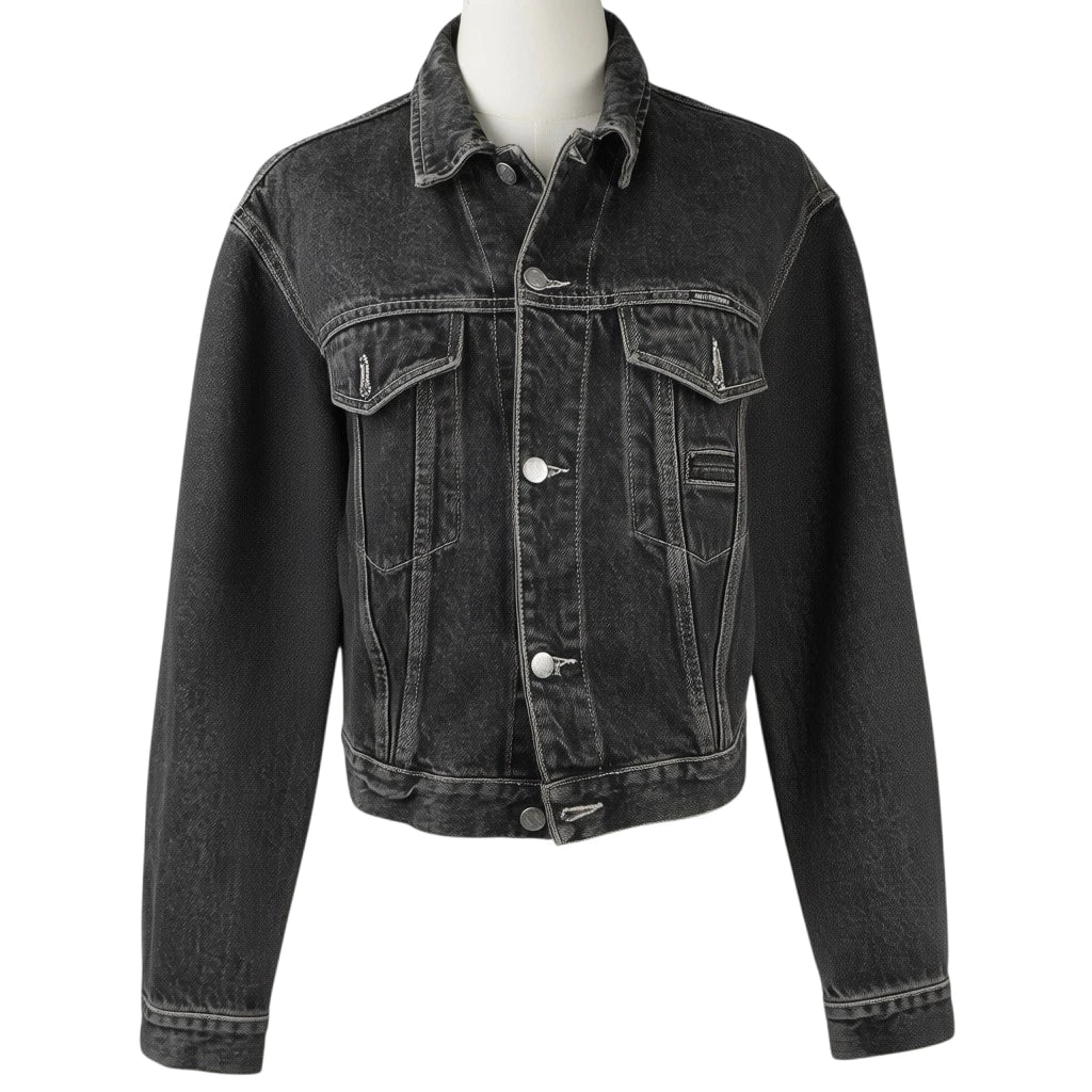 Giacca trucker di jeans nero lavaggio acido d'archivio Harley-Davidson Clothes su manichino, stile biker anni '90.