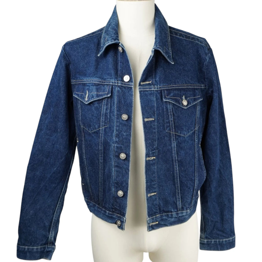 Vista frontale di una giacca di jeans vintage Versace Jeans Couture blu scuro esposta su un manichino bianco.