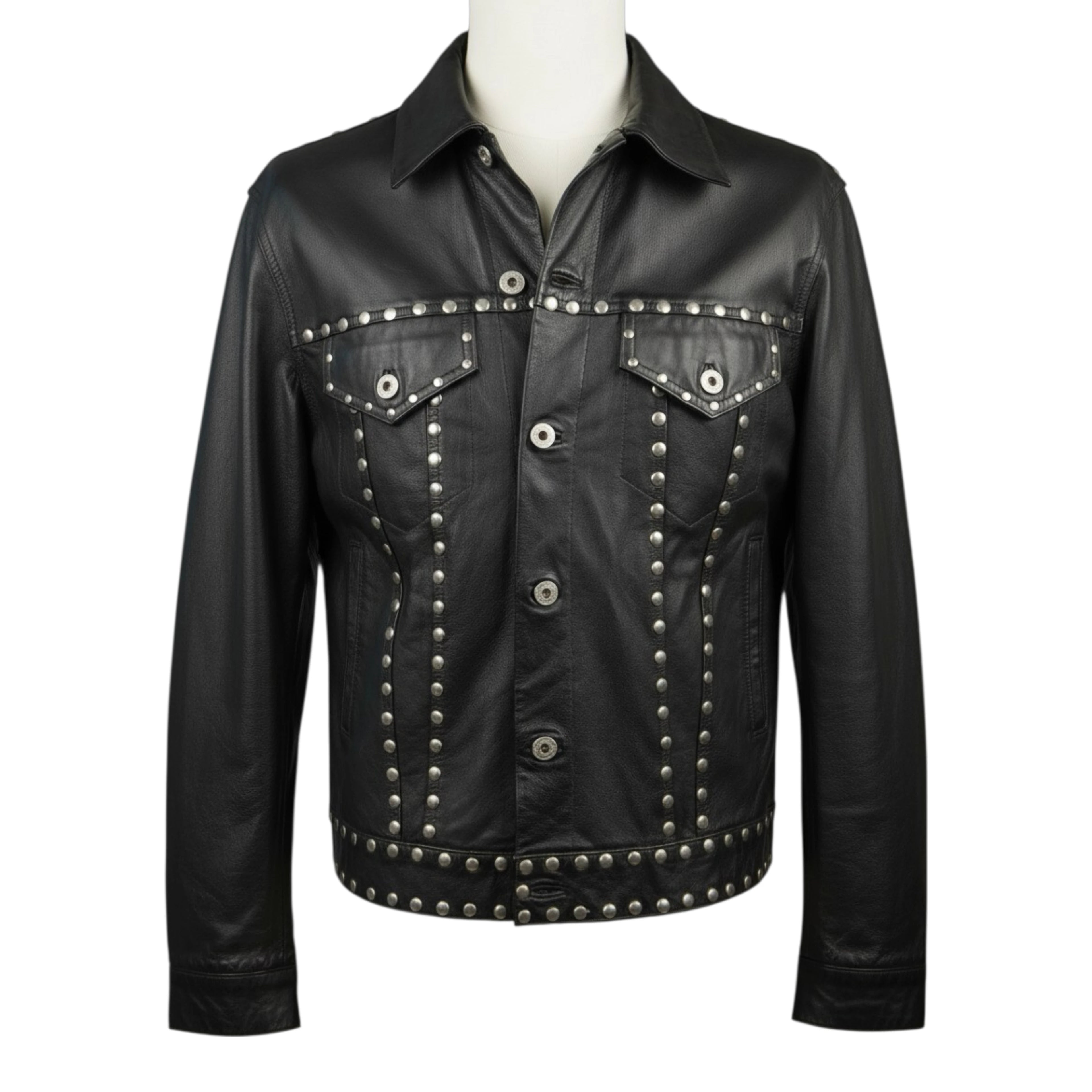 Vista frontale della giacca in pelle nera Replay stile trucker con borchie argentate sul manichino.