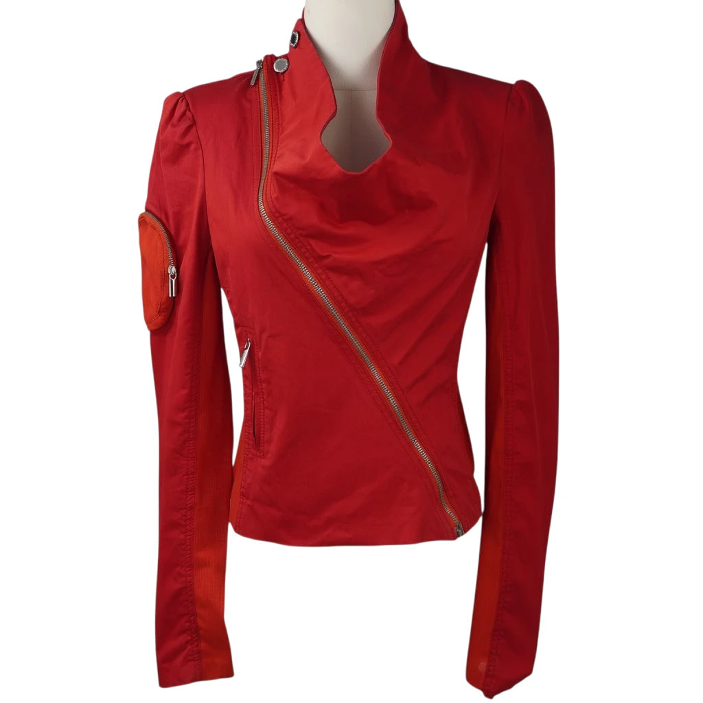 Fronte della giacca rossa Jean Paul Gaultier vintage con chiusura a zip diagonale asimmetrica e collo alto a imbuto.