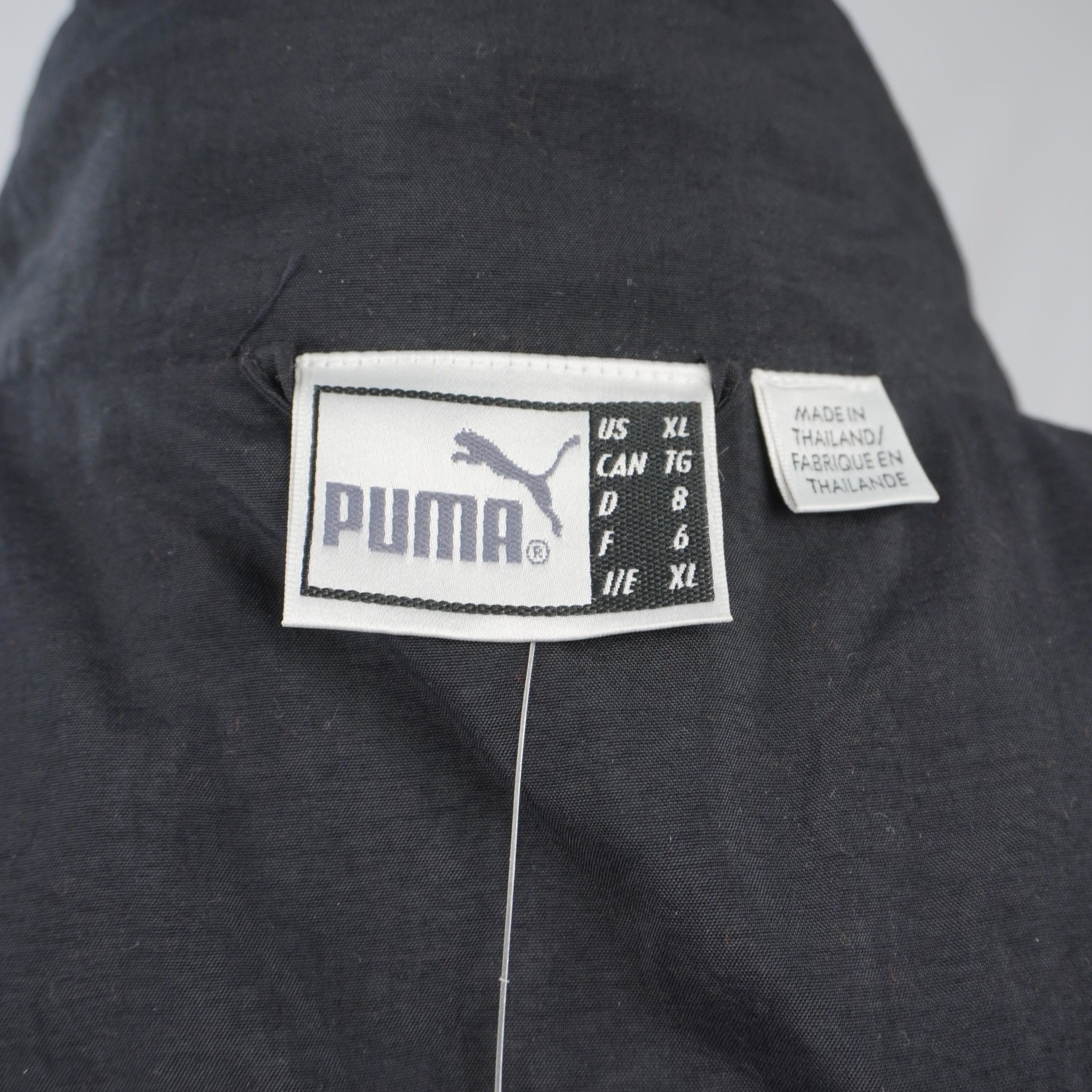 Dettaglio dell'etichetta vintage Puma cucita all'interno del colletto con indicazione della taglia XL.
