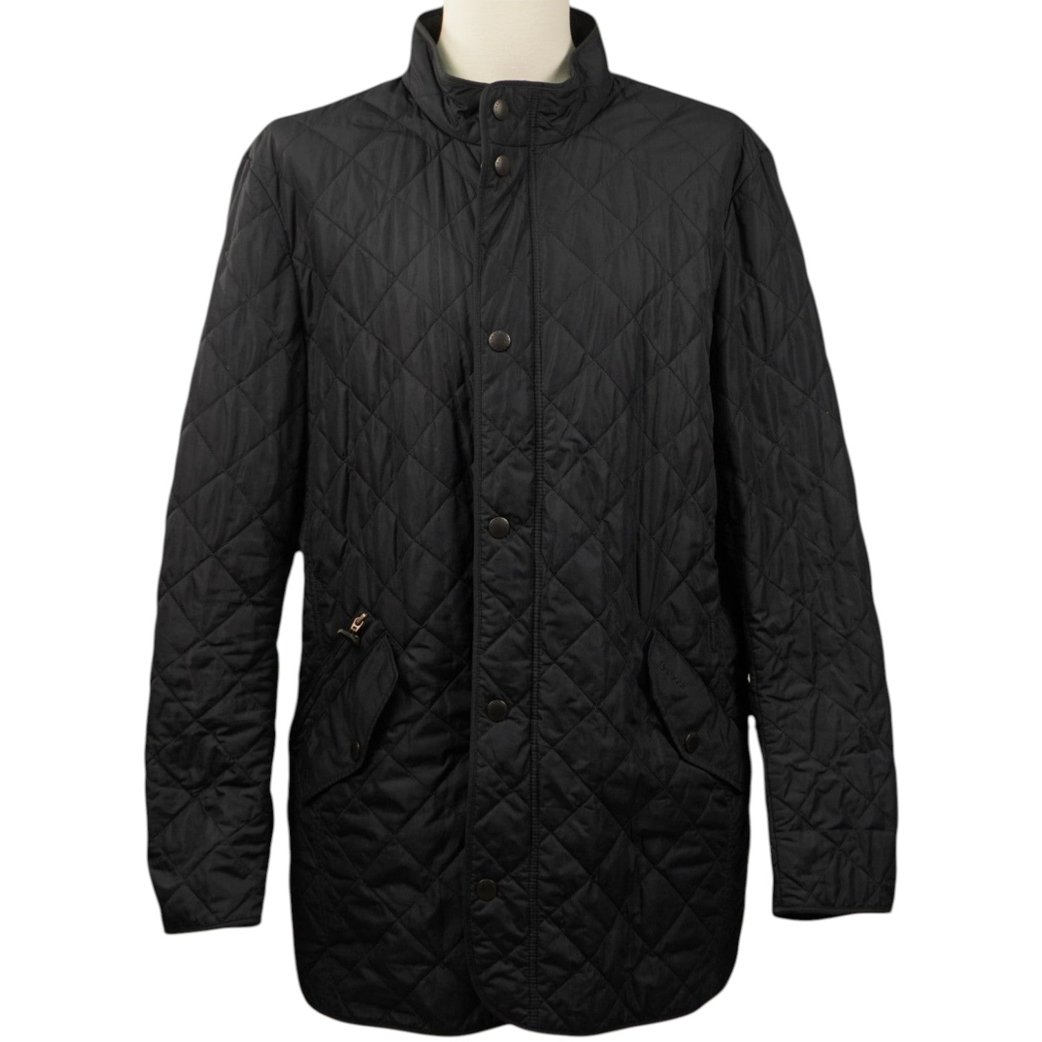  Vista frontale della giacca nera trapuntata a rombi Barbour Chelsea Sportsquilt su un manichino, con chiusura frontale coperta e colletto alla coreana.
