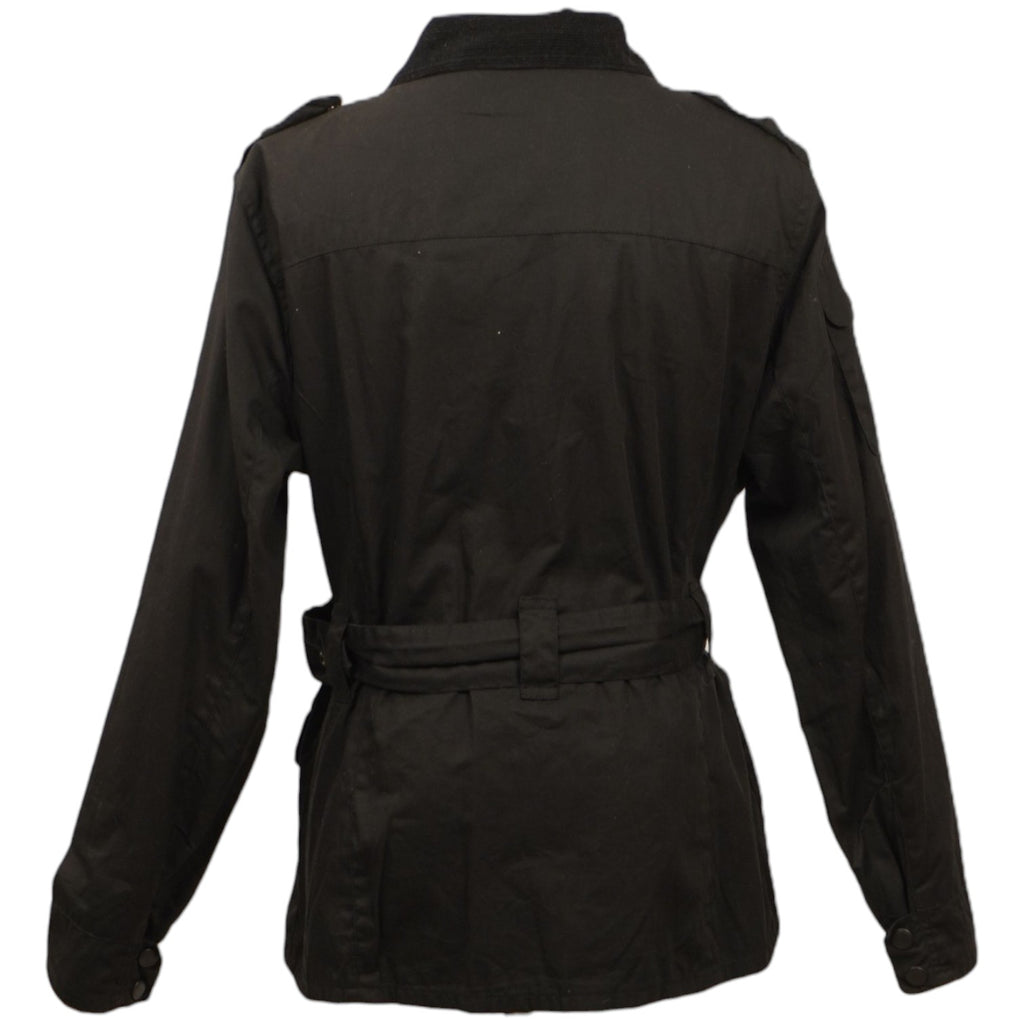 Vista posteriore della giacca utility Barbour che evidenzia il taglio sciancrato con la cintura.
