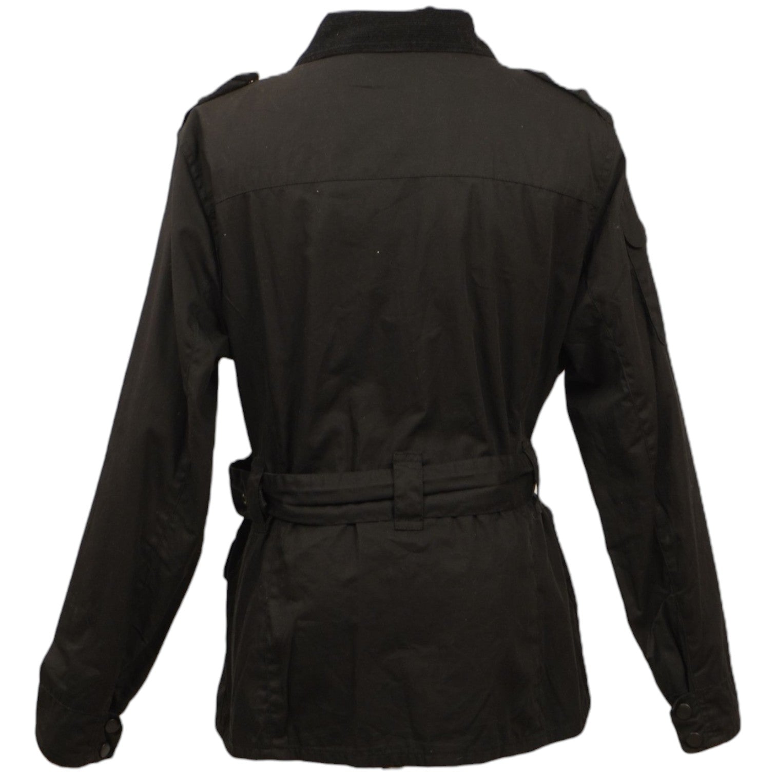 Vista posteriore della giacca utility Barbour che evidenzia il taglio sciancrato con la cintura.
