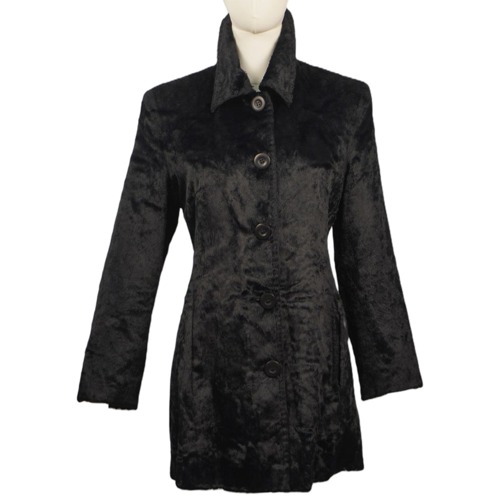 Giacca nera vintage da donna firmata Angela Gavioli per Luciano Pavarotti con texture effetto astrakan, taglio sciancrato e chiusura a bottoni.