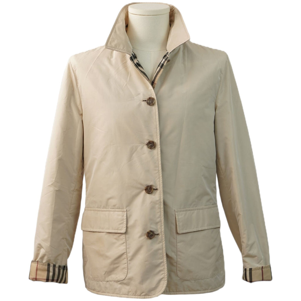 Giacca vintage Burberry London beige modello field jacket vista frontale su manichino, con colletto e polsini risvoltati Nova Check.