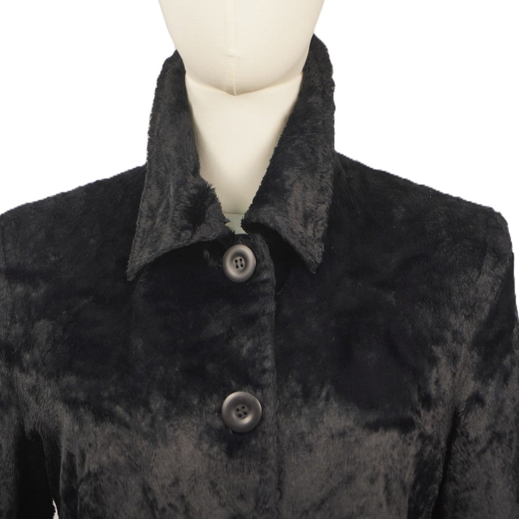 Primo piano del colletto classico a camicia e dell'abbottonatura frontale superiore della giacca nera vintage Angela Gavioli per Luciano Pavarotti.
