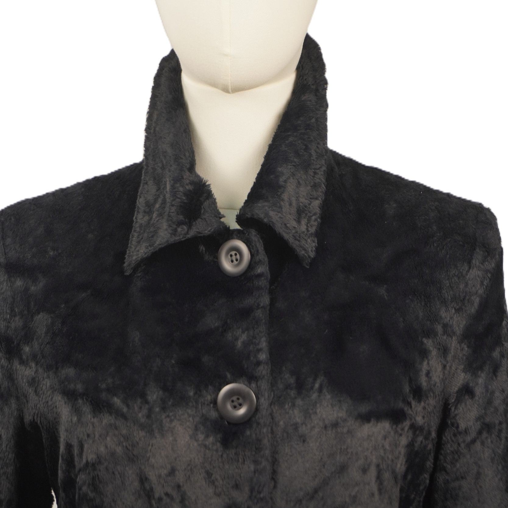 Primo piano del colletto classico a camicia e dell'abbottonatura frontale superiore della giacca nera vintage Angela Gavioli per Luciano Pavarotti.