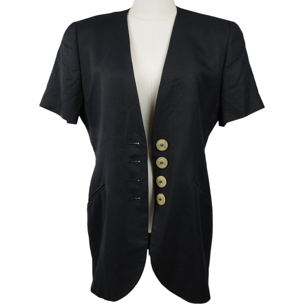 Inquadratura frontale del blazer sartoriale nero d'archivio Ferré che mostra la pulizia delle linee e il fit scultoreo