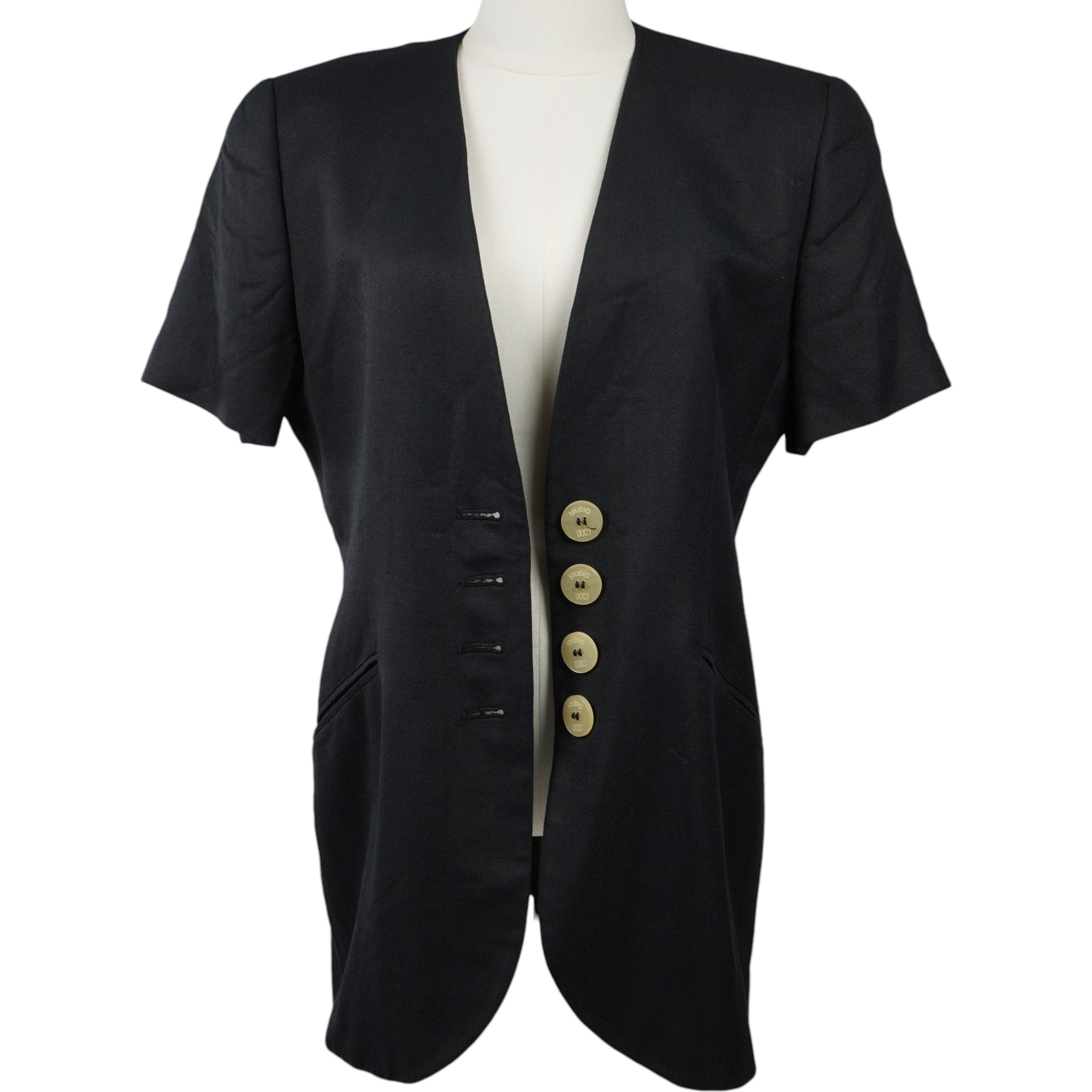 Inquadratura frontale del blazer sartoriale nero d'archivio Ferré che mostra la pulizia delle linee e il fit scultoreo