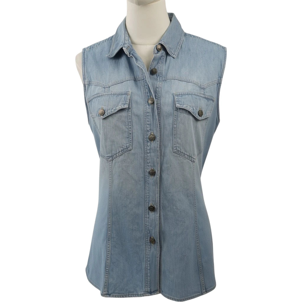 Gilet in denim chiaro firmato Versace Jeans Couture mostrato chiuso sul davanti con abbottonatura completa e taschini sul petto.