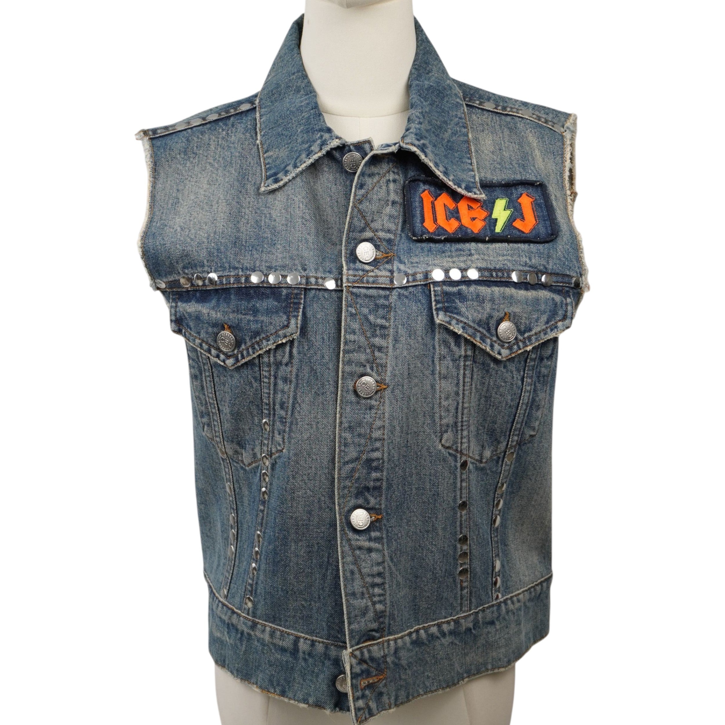 Vista frontale del gilet in jeans Iceberg chiuso, evidenziando il taglio dritto unisex e il lavaggio vintage blu medio.
