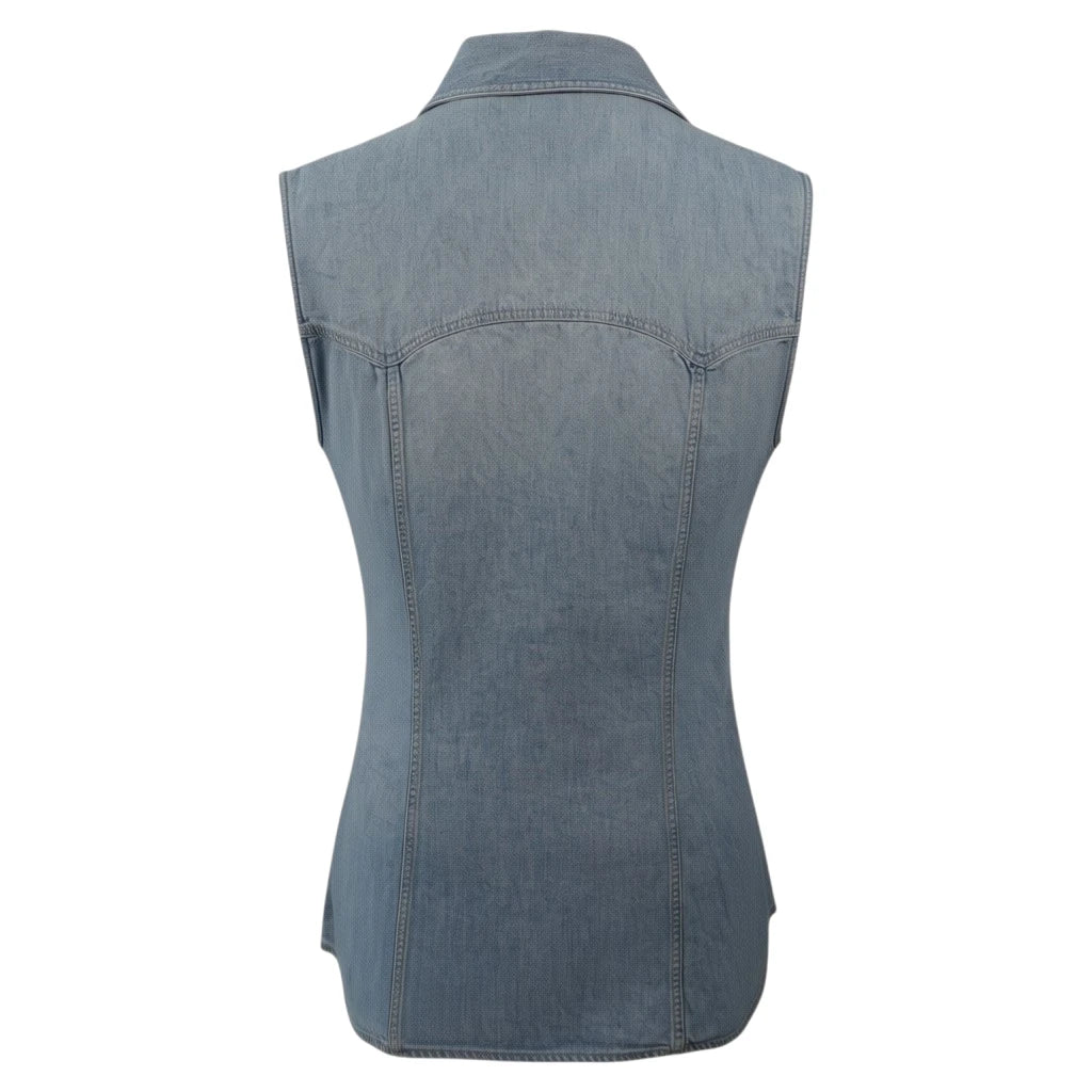 Vista posteriore del gilet in jeans chiaro Versace Jeans Couture che evidenzia il carré sagomato, le cuciture verticali e la linea sciancrata.