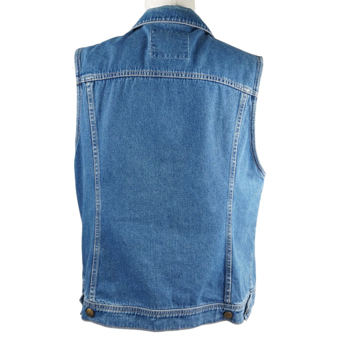 Retro di un gilet in denim blu vintage liscio con linguette e bottoni regolabili sulla parte inferiore della vita.