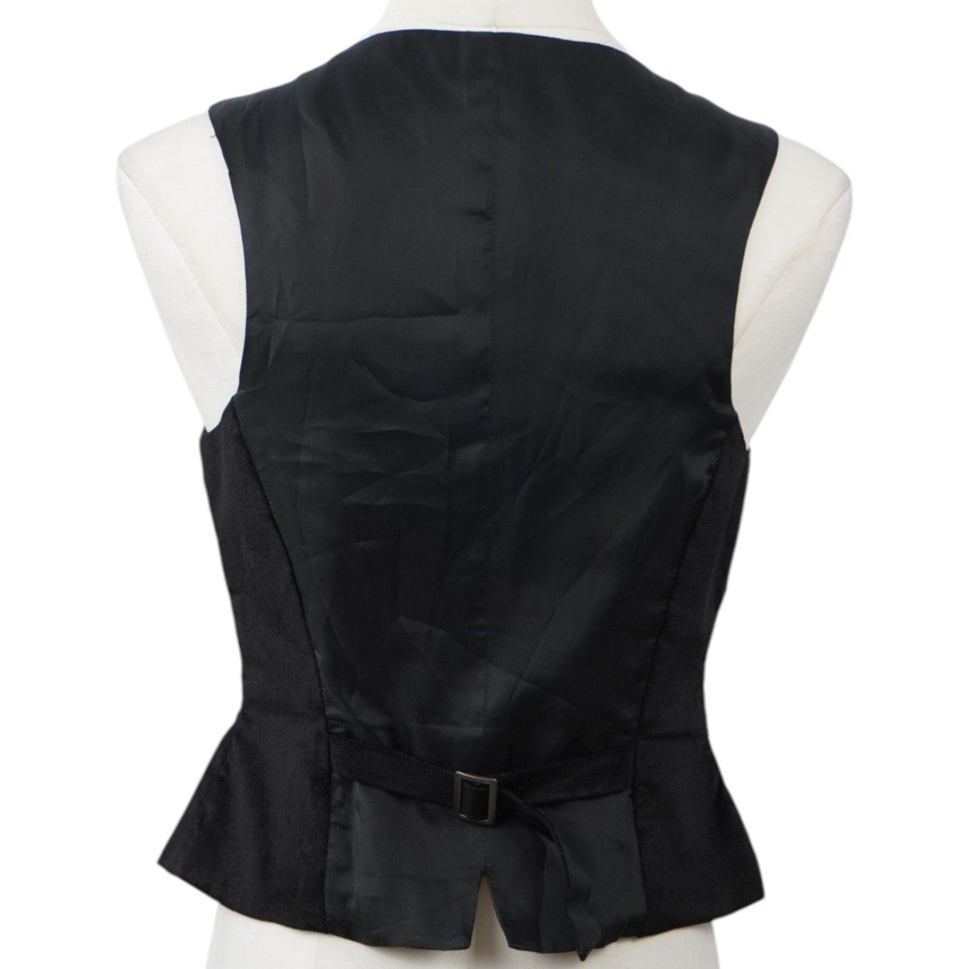 Vista posteriore del gilet Fornarina in raso nero lucido con cinturino e fibbia regolabile per modellare il punto vita.