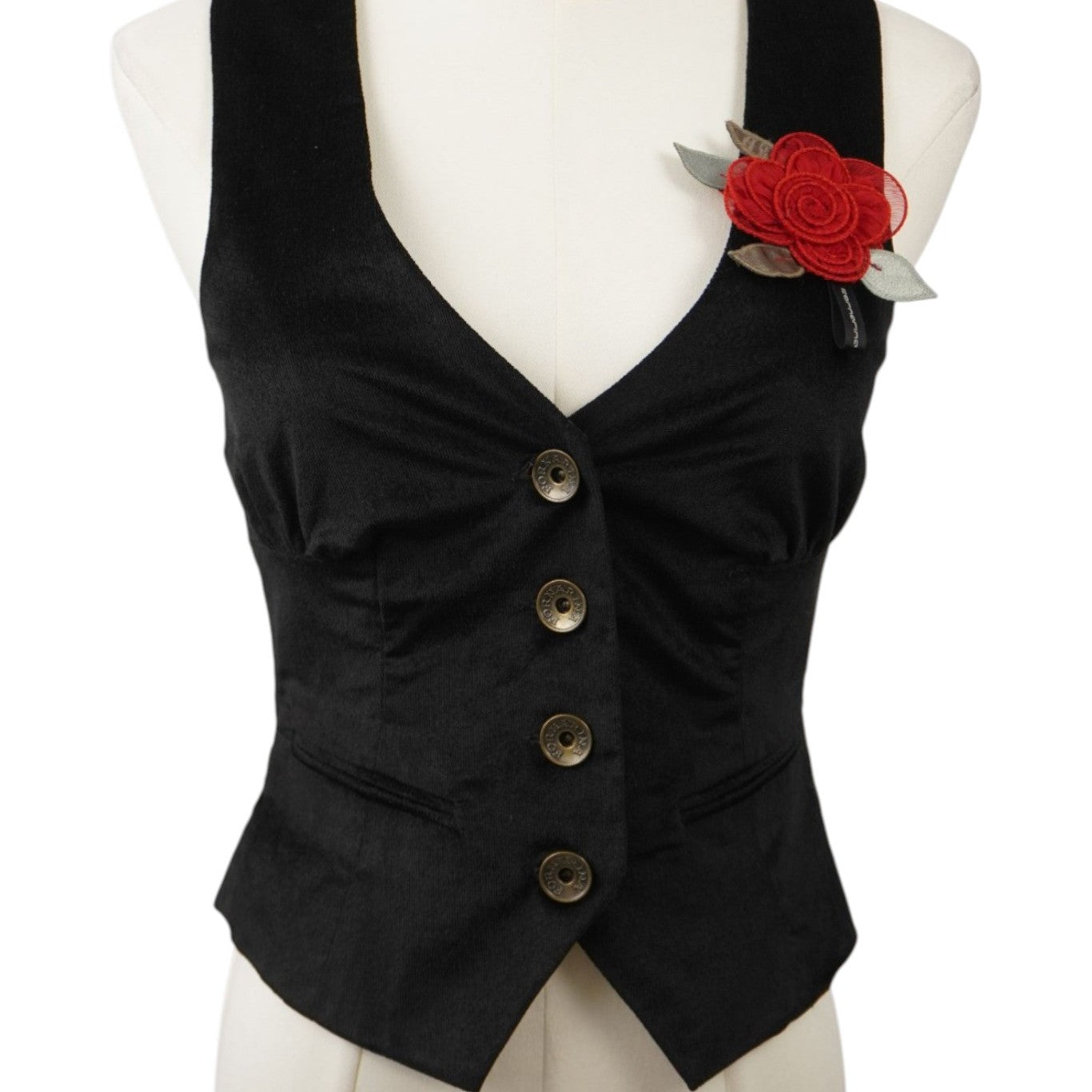 Gilet sartoriale Fornarina vintage nero con maxi rosa rossa tridimensionale applicata sul petto, vista frontale su manichino.