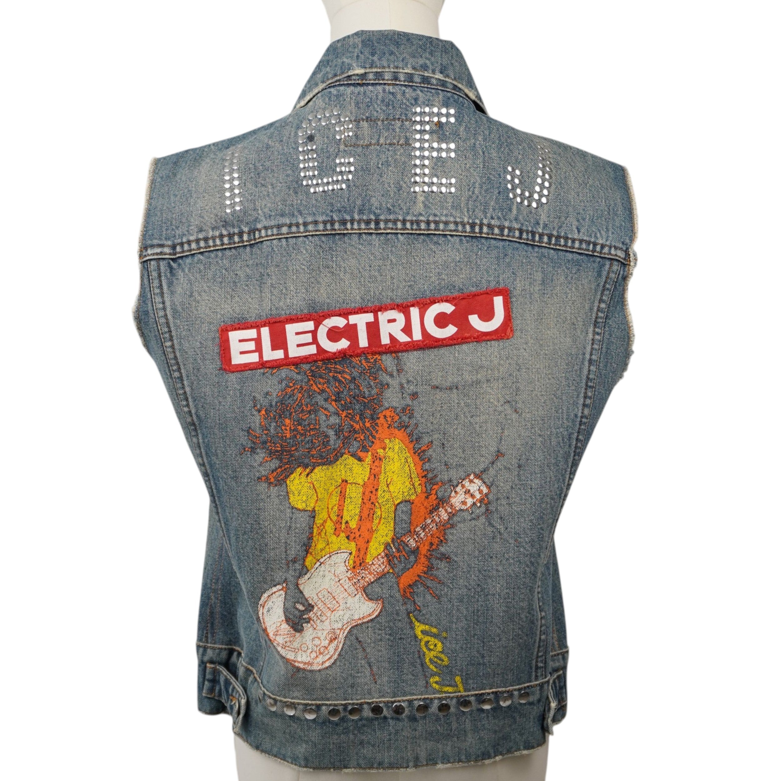 Vista posteriore del gilet ICE-J con maxi patch ricamata "Electric J" e grafica rock anni '90 su denim stonewashed.