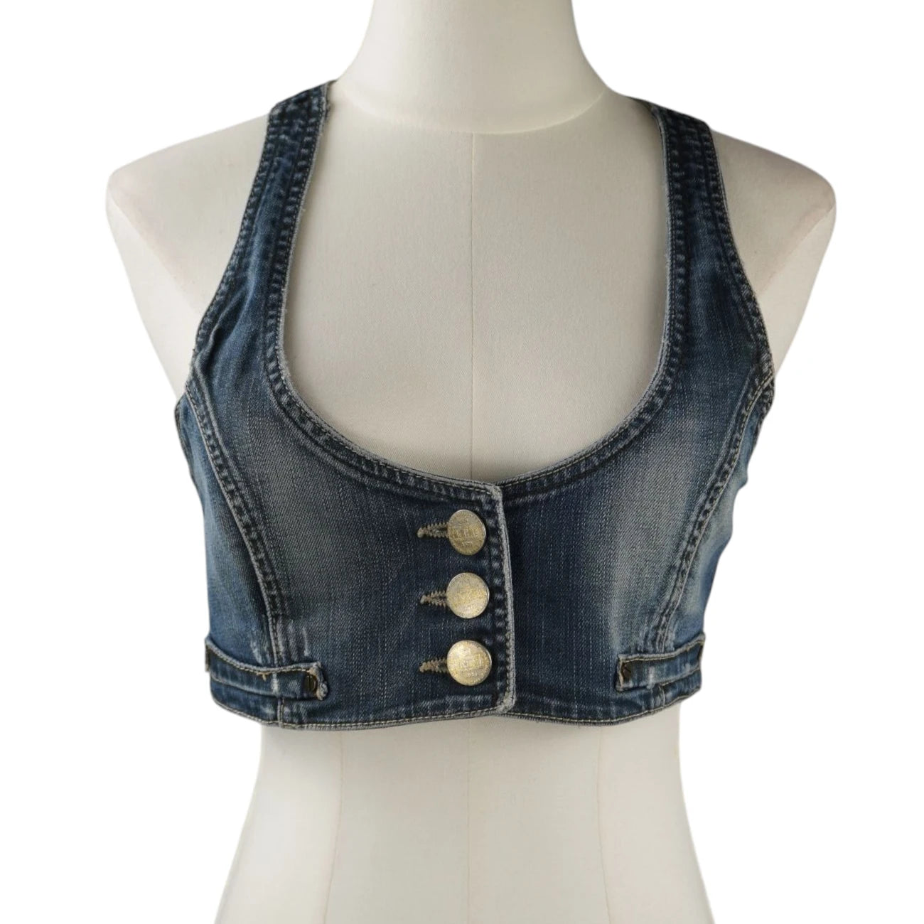 Gilet corto in jeans da donna firmato Pimkie Jean Addict, scollatura profonda e tre maxi bottoni frontali metallici dorati su manichino.