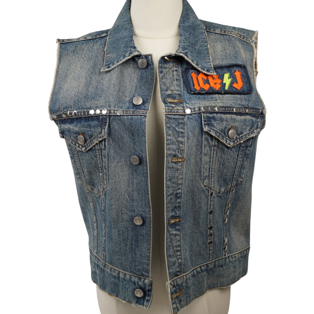 Gilet vintage in denim ICE-J Iceberg con borchie argentate e patch ricamata colorata sul petto, vista frontale su manichino.