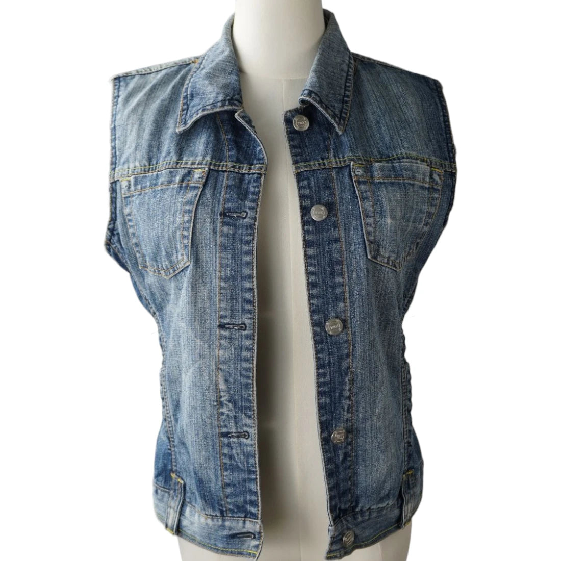 Fronte del gilet in jeans T-JEANS Terranova vintage donna Y2K con lavaggio medio sabbiato, colletto classico e bottoni metallici.