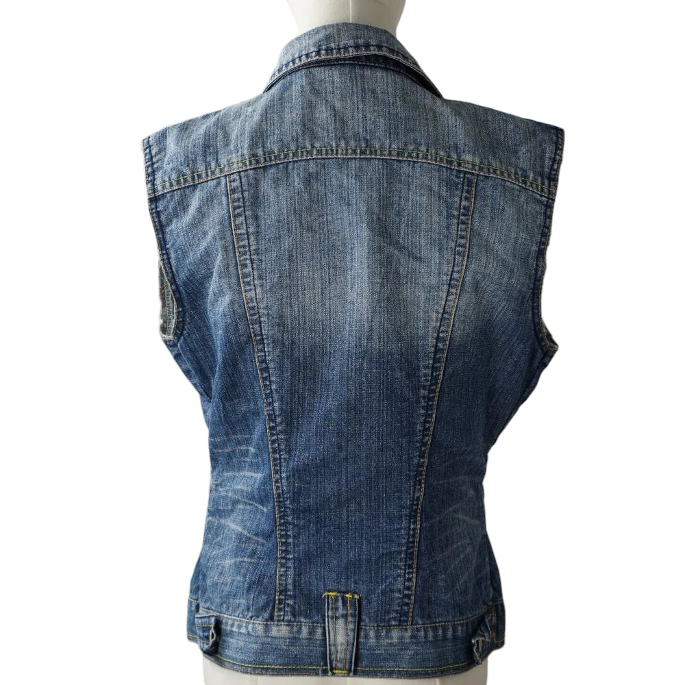 Vista posteriore dello smanicato in jeans sagomato Terranova vintage con regolatori laterali sulla cintura ed effetto sfiancato.