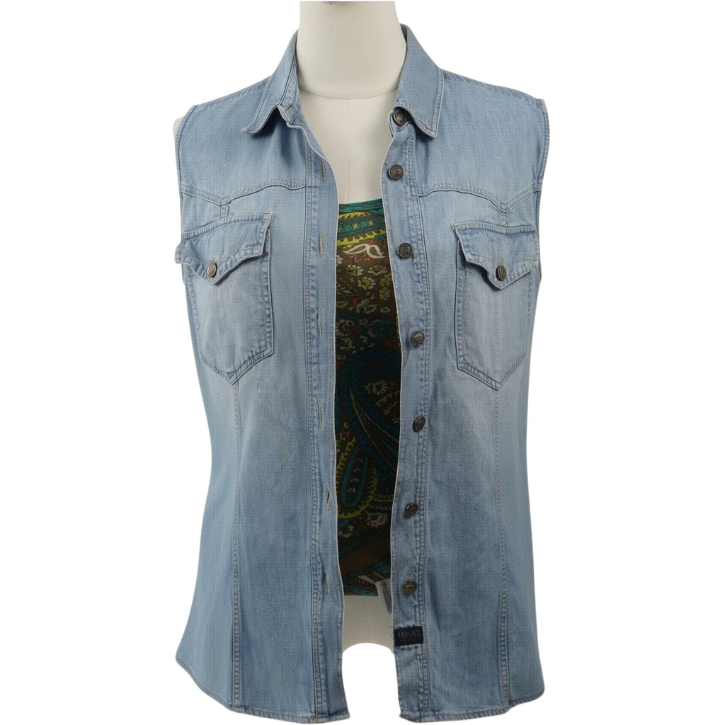 Gilet smanicato in denim chiaro Versace Jeans Couture indossato aperto su un manichino sopra un top multicolore a fantasia paisley.