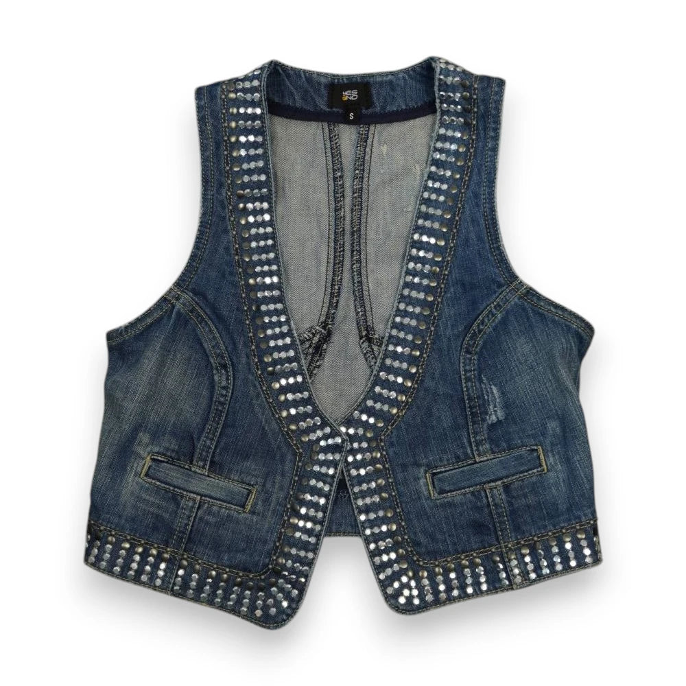 Vista frontale del gilet corto in jeans YES NO vintage taglia S profilato da borchie argentate e strass