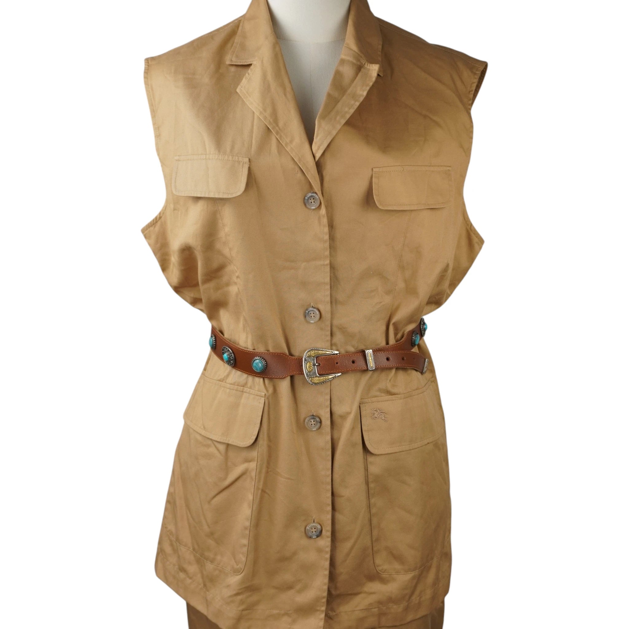 Primo piano del gilet lungo smanicato Burberrys stile safari con quattro ampie tasche cargo anteriori e colletto a rever.