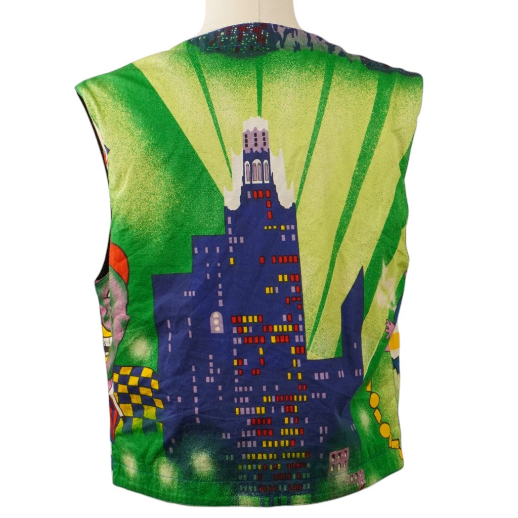 Vista posteriore del gilet Versace Jeans Couture con grafica grattacieli stile art deco e raggiera verde