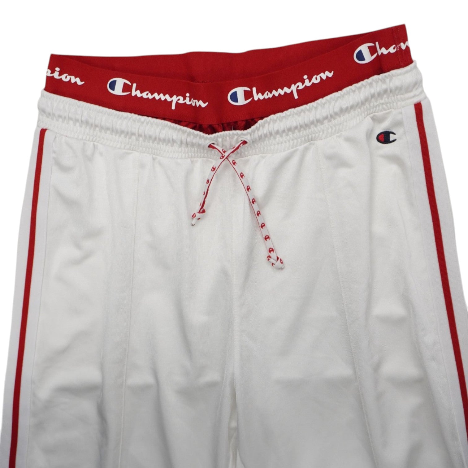 Dettaglio del girovita elastico rosso con maxi logo Champion bianco ricamato e laccetti della coulisse rosa e bianchi.