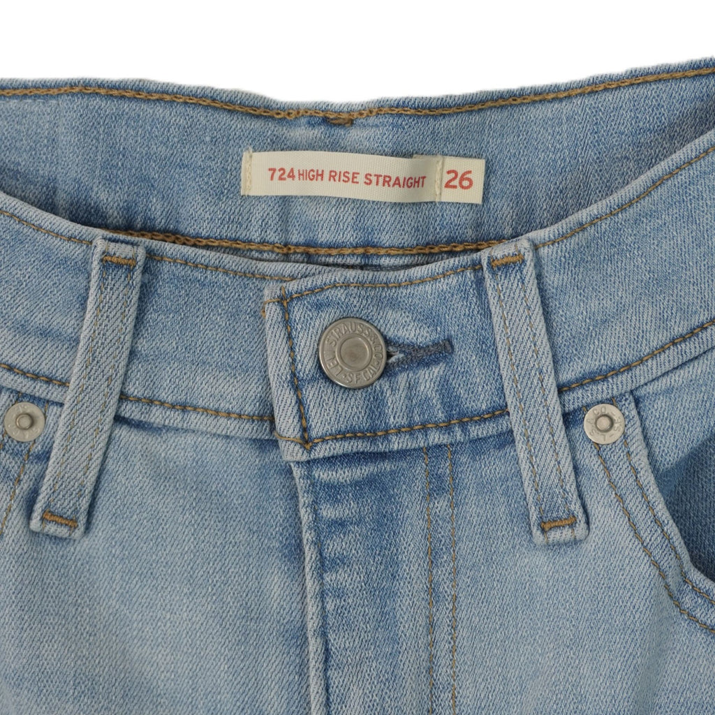 Vista frontale della zona della vita dei jeans Levi's 724 a vita alta con bottone metallico e passanti per cintura.