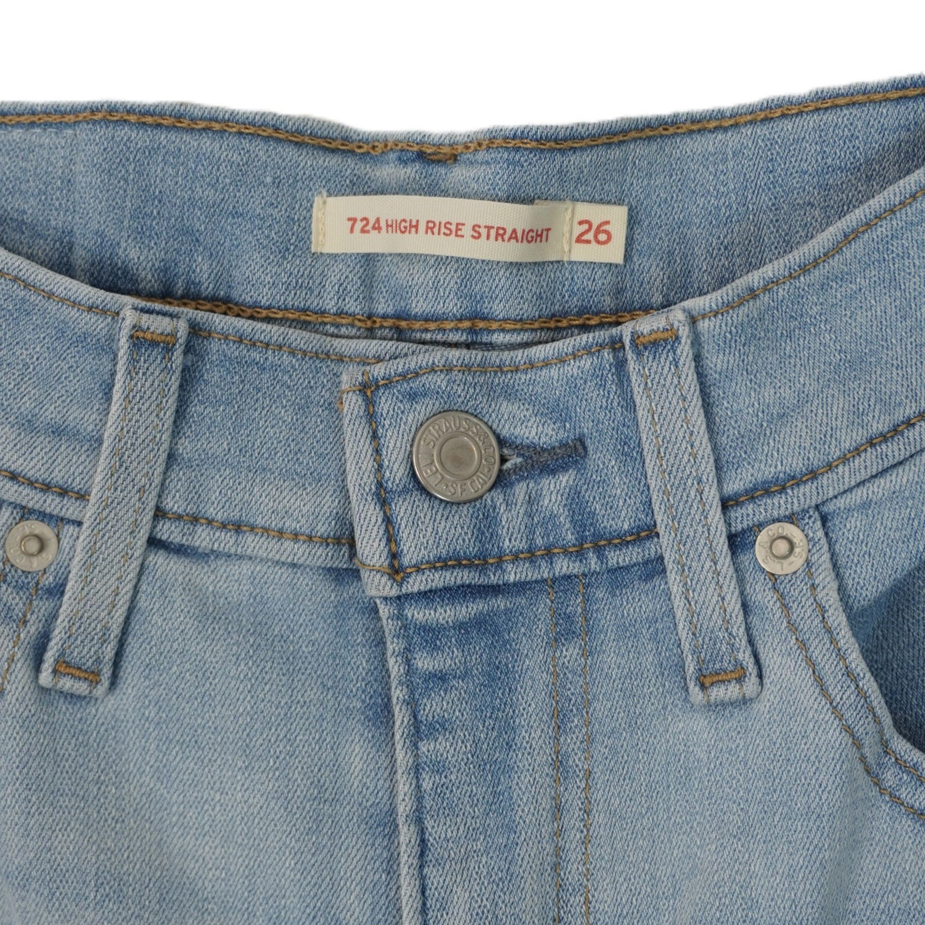 Vista frontale della zona della vita dei jeans Levi's 724 a vita alta con bottone metallico e passanti per cintura.