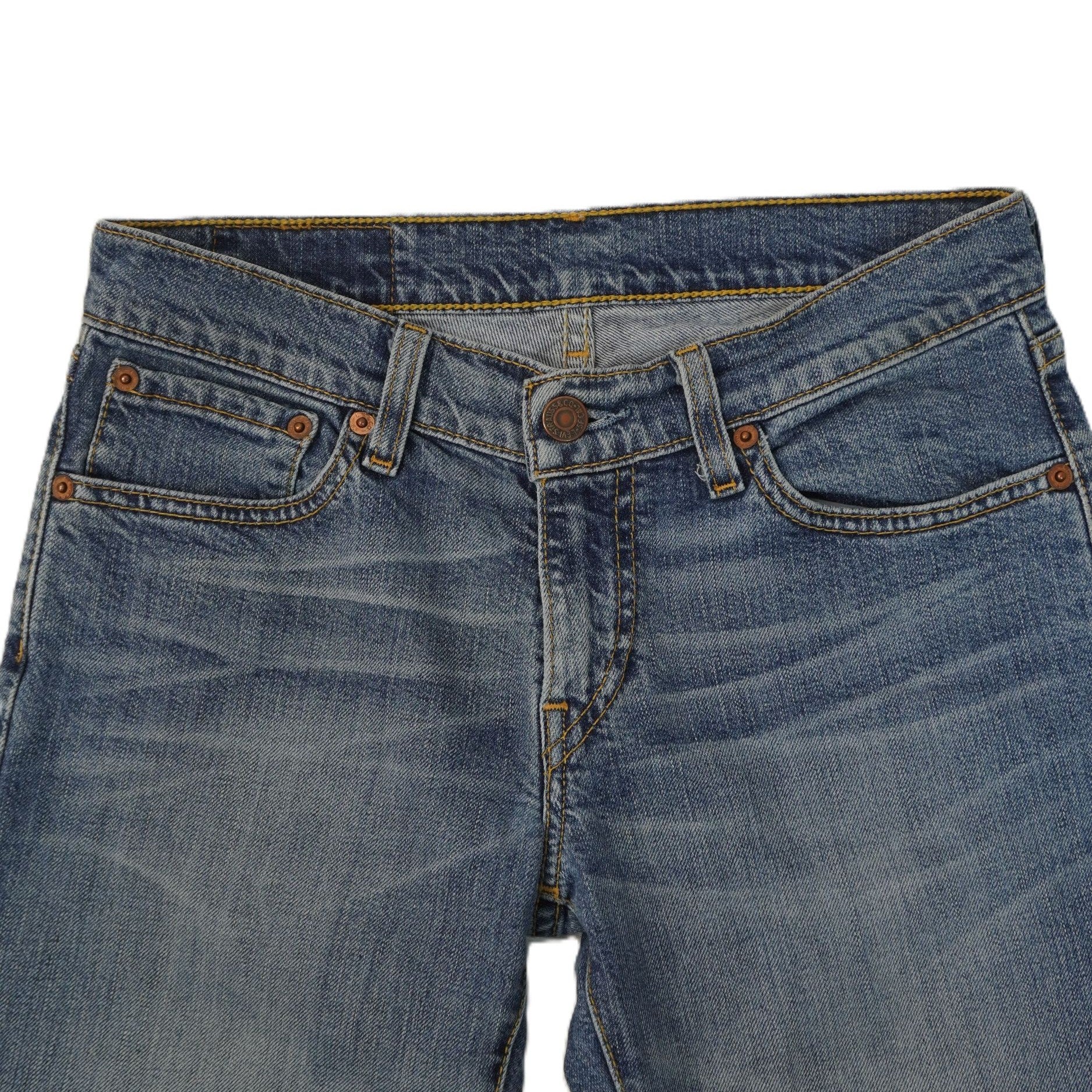 Vista frontale della zona della vita dei jeans Levi's medium wash con baffature naturali ed effetto sbiadito.