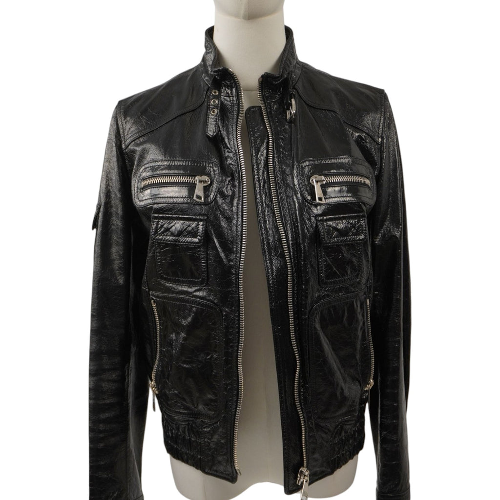 Vista frontale completa su manichino del giubbotto biker Dolce & Gabbana in pelle nera lucida con cerniere metalliche.