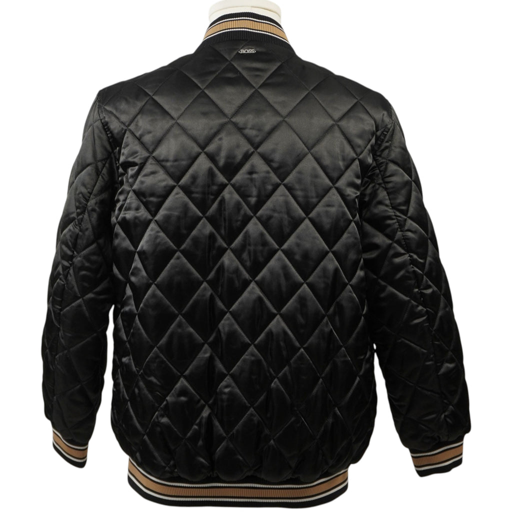 Vista posteriore intera del bomber nero BOSS su manichino, che evidenzia la lavorazione trapuntata all-over e la vestibilità oversize del capo.
