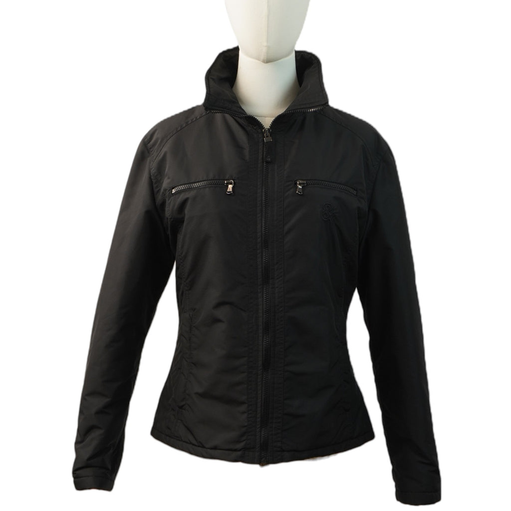 Vista frontale del giubbotto imbottito nero Dolce & Gabbana a taglio dritto su un manichino, con colletto rialzato e tasche pettorali con zip.